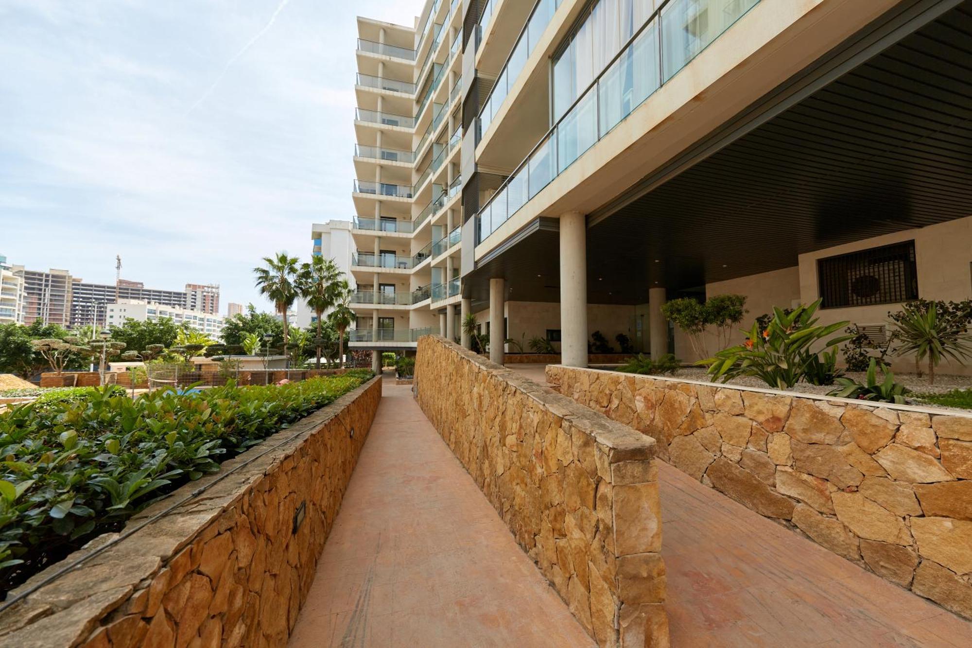 Beachside Luxe 1br: New & Chic