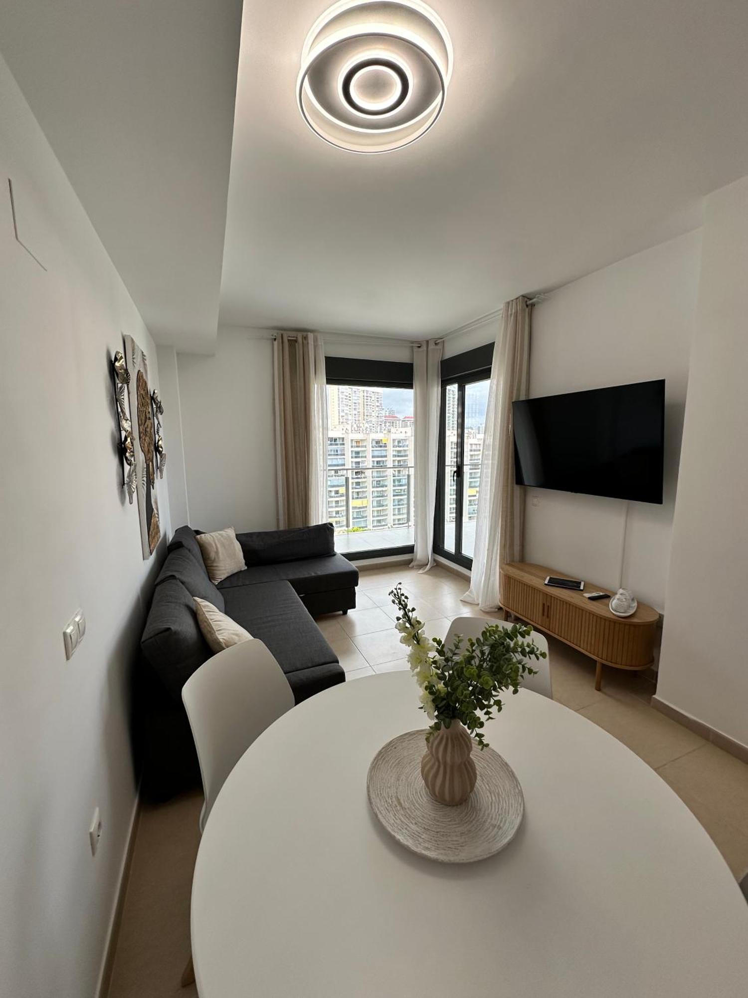 Beachside Luxe 1br: New & Chic *