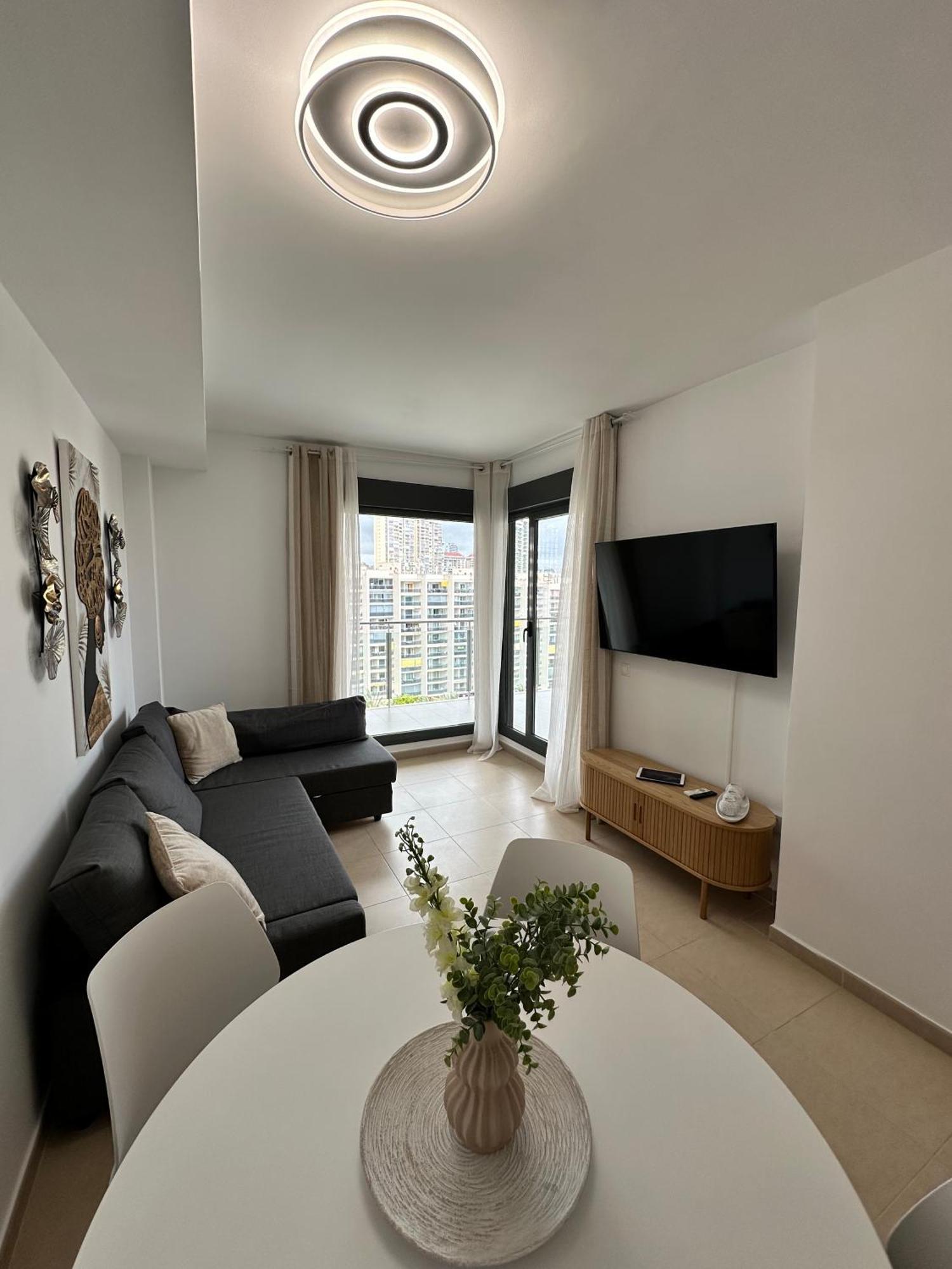 Apartment Beachside Luxe 1br: New & Chic Benidorm