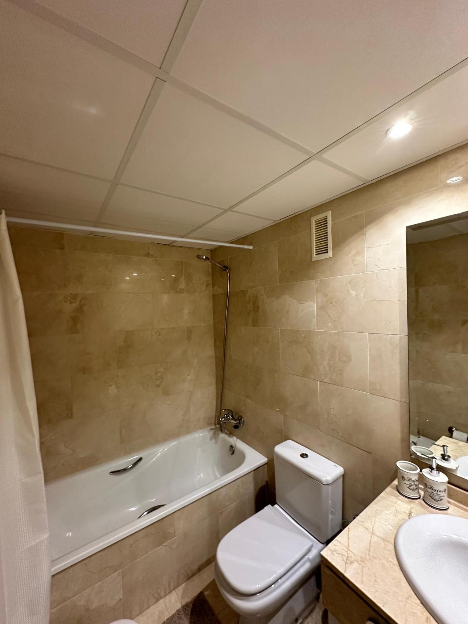 Beachside Luxe 1br: New & Chic Apartment *